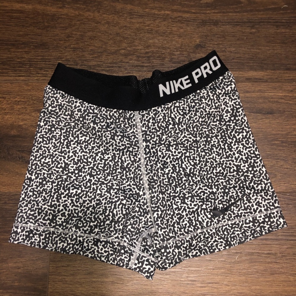 Black and white print Nike Pros